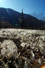 【写真】芦安山岳館の中庭にできた霜柱
