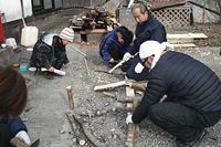 【写真】沓沢の道祖神祭り・木の刀と「デク」作り