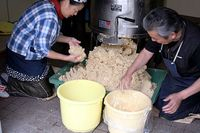【写真】大豆と麹を合わせ機械でひく.JPG