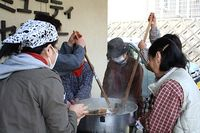 【写真】大鍋で大豆をゆでる