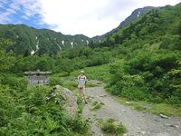 【写真】白根御池小屋前（背景に北岳）