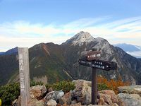 【写真】栗沢山山頂から見る甲斐駒ケ岳の「摩利支天」
