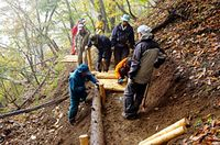 【写真】夜叉神峠西口登山道整備の様子（初日）