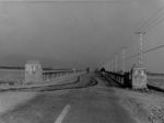 昭和８年竣工（しゅんこう）の開国橋（西詰）